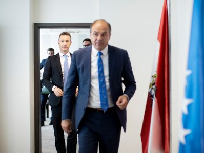 Am 27. September 2018 reiste Bundesminister Gernot Bl&uuml;mel (l.) in den Kosovo. Im Bild beim Treffen mit dem stellvertretenden Ministerpr&auml;sidenten der Republik Kosovo Enver Hoxhaj (r.).
