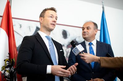 Am 27. September 2018 reiste Bundesminister Gernot Bl&uuml;mel (l.) in den Kosovo. Im Bild beim Treffen mit dem stellvertretenden Ministerpr&auml;sidenten der Republik Kosovo Enver Hoxhaj (r.).