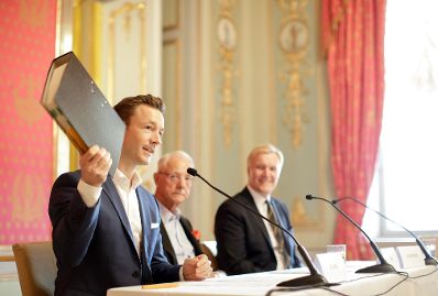 Am 18. Oktober 2018 fand ein Pressegespr&auml;ch zur &quot;Zukunft der Sammlung Essl&quot; statt. Im Bild Bundesminister Gernot Bl&uuml;mel (l.) mit Karlheinz Essl senior (m.) und dem Direktor der Albertina Klaus Albrecht Schr&ouml;der (r.).