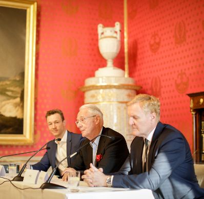 Am 18. Oktober 2018 fand ein Pressegespr&auml;ch zur &quot;Zukunft der Sammlung Essl&quot; statt. Im Bild Bundesminister Gernot Bl&uuml;mel (l.) mit Karlheinz Essl senior (m.) und dem Direktor der Albertina Klaus Albrecht Schr&ouml;der (r.).
