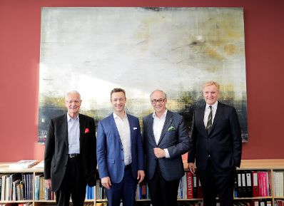 Am 18. Oktober 2018 fand ein Pressegespr&auml;ch zur &quot;Zukunft der Sammlung Essl&quot; statt. Im Bild Bundesminister Gernot Bl&uuml;mel (2.v.l.) mit Karlheinz Essl senior (l.), Karlheinz Essl junior (3.v.l.) und dem Direktor der Albertina Klaus Albrecht Schr&ouml;der (4.v.l.).
