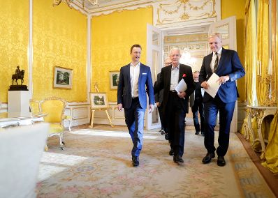 Am 18. Oktober 2018 fand ein Pressegespr&auml;ch zur &quot;Zukunft der Sammlung Essl&quot; statt. Im Bild Bundesminister Gernot Bl&uuml;mel (l.) mit Karlheinz Essl senior (m.) und dem Direktor der Albertina Klaus Albrecht Schr&ouml;der (r.).
