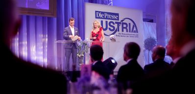 Am 23. Oktober 2018 nahm Bundesminister Gernot Bl&uuml;mel (l.) an der Austria'18-Gala teil. Im Bild mit Moderatorin Claudia Reiterer (r.).