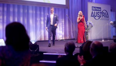 Am 23. Oktober 2018 nahm Bundesminister Gernot Bl&uuml;mel (l.) an der Austria'18-Gala teil. Im Bild mit Moderatorin Claudia Reiterer (r.).