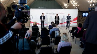 Am 24. Oktober 2018 lud Bundesminister Gernot Bl&uuml;mel (l.) gemeinsam mit der Direktorin des Hauses der Geschichte, Monika Sommer (m.) und Nationalratspr&auml;sident Wolfgang Sobotka (r.) zur Pressekonferenz &quot;Haus der Geschichte &Ouml;sterreich - Aktuelles, Ausblick und Zukunft&quot;.