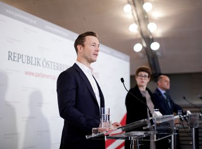 Am 24. Oktober 2018 lud Bundesminister Gernot Bl&uuml;mel (l.) gemeinsam mit der Direktorin des Hauses der Geschichte, Monika Sommer (m.) und Nationalratspr&auml;sident Wolfgang Sobotka (r.) zur Pressekonferenz &quot;Haus der Geschichte &Ouml;sterreich - Aktuelles, Ausblick und Zukunft&quot;.