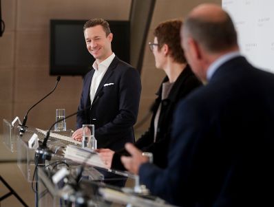 Am 24. Oktober 2018 lud Bundesminister Gernot Bl&uuml;mel (l.) gemeinsam mit der Direktorin des Hauses der Geschichte, Monika Sommer (m.) und Nationalratspr&auml;sident Wolfgang Sobotka (r.) zur Pressekonferenz &quot;Haus der Geschichte &Ouml;sterreich - Aktuelles, Ausblick und Zukunft&quot;.