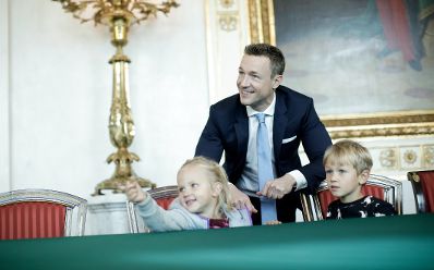 Am 26. Oktober 2018 empfing Bundesminister Gernot Bl&uuml;mel (m.) im Rahmen des Nationalfeiertages Besucherinnen und Besucher im Bundeskanzleramt.