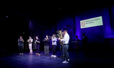 Am 5. November 2018 verlieh Bundesminister Gernot Bl&uuml;mel den &quot;&Ouml;sterreichischen Buchpreis 2018&quot; an Daniel Wisser.