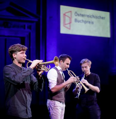 Am 5. November 2018 verlieh Bundesminister Gernot Bl&uuml;mel den &quot;&Ouml;sterreichischen Buchpreis 2018&quot; an Daniel Wisser.
