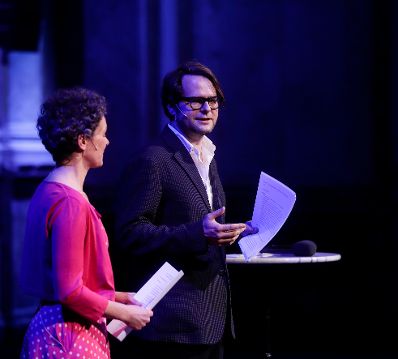 Am 5. November 2018 verlieh Bundesminister Gernot Bl&uuml;mel den &quot;&Ouml;sterreichischen Buchpreis 2018&quot; an Daniel Wisser. Im Bild die Moderatorin Dorothee Hartinger (l.) und der Moderator Philipp Hau&szlig; (r.).