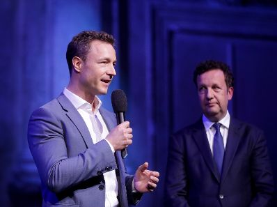 Am 5. November 2018 verlieh Bundesminister Gernot Bl&uuml;mel (l.) den &quot;&Ouml;sterreichischen Buchpreis 2018&quot; an Daniel Wisser.