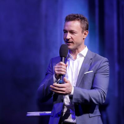 Am 5. November 2018 verlieh Bundesminister Gernot Bl&uuml;mel (im Bild) den &quot;&Ouml;sterreichischen Buchpreis 2018&quot; an Daniel Wisser.