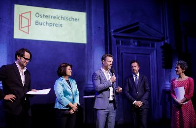 Am 5. November 2018 verlieh Bundesminister Gernot Bl&uuml;mel (m.) den &quot;&Ouml;sterreichischen Buchpreis 2018&quot; an Daniel Wisser. Im Bild mit der Pr&auml;sidentin der Arbeiterkammer Wien Renate Anderl (2.v.l.), dem Moderator Philipp Hau&szlig; (l.) und der Moderatorin Dorothee Hartinger (r.).