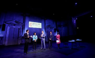 Am 5. November 2018 verlieh Bundesminister Gernot Bl&uuml;mel (m.) den &quot;&Ouml;sterreichischen Buchpreis 2018&quot; an Daniel Wisser. Im Bild mit der Pr&auml;sidentin der Arbeiterkammer Wien Renate Anderl (2.v.l.), dem Moderator Philipp Hau&szlig; (l.) und der Moderatorin Dorothee Hartinger (r.).