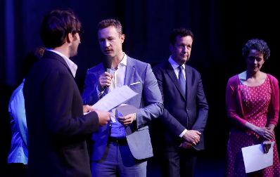 Am 5. November 2018 verlieh Bundesminister Gernot Bl&uuml;mel (2.v.l.) den &quot;&Ouml;sterreichischen Buchpreis 2018&quot; an Daniel Wisser. Im Bild mit dem Moderator Philipp Hau&szlig; (l.) und der Moderatorin Dorothee Hartinger (r.).