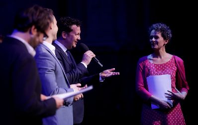 Am 5. November 2018 verlieh Bundesminister Gernot Bl&uuml;mel (2.v.l.) den &quot;&Ouml;sterreichischen Buchpreis 2018&quot; an Daniel Wisser. Im Bild mit dem Moderator Philipp Hau&szlig; (l.) und der Moderatorin Dorothee Hartinger (r.).