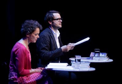 Am 5. November 2018 verlieh Bundesminister Gernot Bl&uuml;mel den &quot;&Ouml;sterreichischen Buchpreis 2018&quot; an Daniel Wisser. Im Bild die Moderatorin Dorothee Hartinger (l.) und der Moderator Philipp Hau&szlig; (r.).