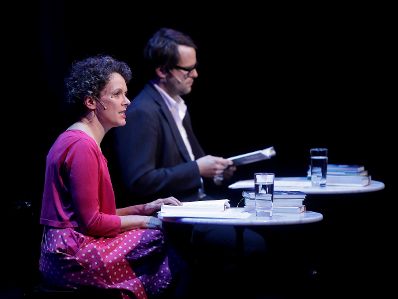 Am 5. November 2018 verlieh Bundesminister Gernot Bl&uuml;mel den &quot;&Ouml;sterreichischen Buchpreis 2018&quot; an Daniel Wisser. Im Bild die Moderatorin Dorothee Hartinger (l.) und der Moderator Philipp Hau&szlig; (r.).