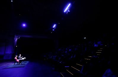 Am 5. November 2018 verlieh Bundesminister Gernot Bl&uuml;mel den &quot;&Ouml;sterreichischen Buchpreis 2018&quot; an Daniel Wisser.