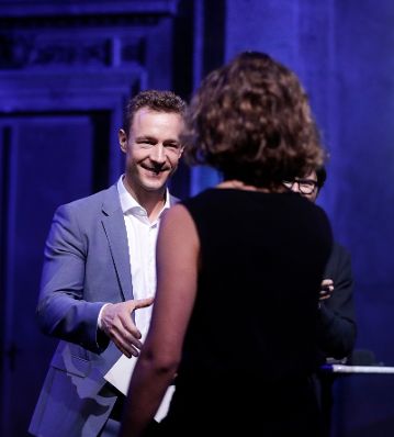 Am 5. November 2018 verlieh Bundesminister Gernot Bl&uuml;mel (l.) den &quot;&Ouml;sterreichischen Buchpreis 2018&quot; an Daniel Wisser. Im Bild mit der Deb&uuml;tpreistr&auml;gerin Marie Gamillscheg (r.).