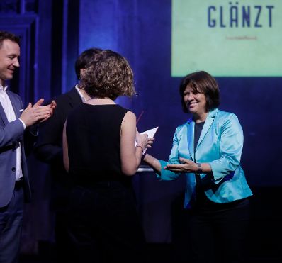 Am 5. November 2018 verlieh Bundesminister Gernot Bl&uuml;mel (l.) den &quot;&Ouml;sterreichischen Buchpreis 2018&quot; an Daniel Wisser. Im Bild mit der Deb&uuml;tpreistr&auml;gerin Marie Gamillscheg (m.) und der Pr&auml;sidentin der Arbeiterkammer Wien Renate Anderl (r.).