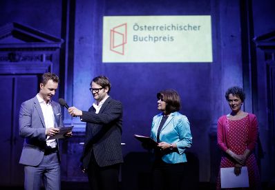 Am 5. November 2018 verlieh Bundesminister Gernot Bl&uuml;mel (l.) den &quot;&Ouml;sterreichischen Buchpreis 2018&quot; an Daniel Wisser. Im Bild mit dem Moderator Philipp Hau&szlig; (2.v.l.), der Pr&auml;sidentin der Arbeiterkammer Wien Renate Anderl (2.v.r.), und der Moderatorin Dorothee Hartinger (r.).