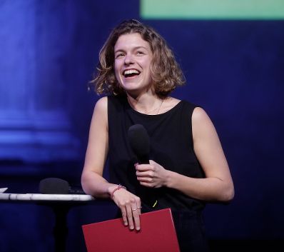 Am 5. November 2018 verlieh Bundesminister Gernot Bl&uuml;mel den &quot;&Ouml;sterreichischen Buchpreis 2018&quot; an Daniel Wisser. Im Bild die Deb&uuml;tpreistr&auml;gerin Marie Gamillscheg.