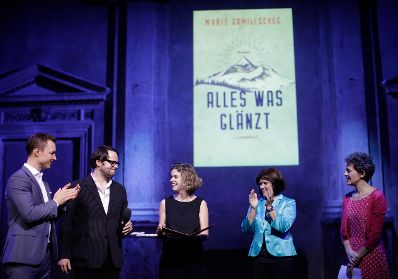 Am 5. November 2018 verlieh Bundesminister Gernot Bl&uuml;mel (l.) den &quot;&Ouml;sterreichischen Buchpreis 2018&quot; an Daniel Wisser. Im Bild mit dem Moderator Philipp Hau&szlig;, der Deb&uuml;tpreistr&auml;gerin Marie Gamillscheg, der Pr&auml;sidentin der Arbeiterkammer Wien Renate Anderl und der Moderatorin Dorothee Hartinger (v.l.n.r.).