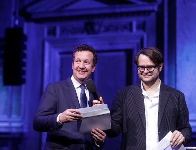 Am 5. November 2018 verlieh Bundesminister Gernot Bl&uuml;mel den &quot;&Ouml;sterreichischen Buchpreis 2018&quot; an Daniel Wisser. Im Bild der Moderator Philipp Hau&szlig; (r.).