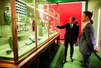 Am 5. November 2018 er&ouml;ffnete Bundesminister Gernot Bl&uuml;mel (r.) die Ausstellung &quot;Spitzmaus Mummy in a Coffin and other Treasures&quot; im Kunsthistorischen Museum. Im Bild mit dem Kurator Jasper Sharp (l.).