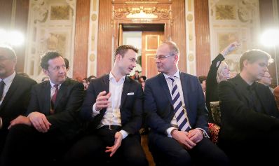 Am 6. November 2018 &uuml;berreichte Bundesminister Gernot Bl&uuml;mel (m.l.) gemeinsam mit EU-Kommissar Tibor Navracsics (m.r.) die Europ&auml;ischen Literaturpreise 2018. Im Bild mit dem Verleger Benedikt F&ouml;ger (l.).