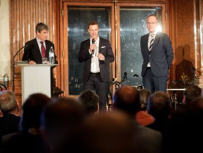 Am 6. November 2018 &uuml;berreichte Bundesminister Gernot Bl&uuml;mel (m.) gemeinsam mit EU-Kommissar Tibor Navracsics (r.) die Europ&auml;ischen Literaturpreise 2018. Im Bild Moderator Michael Freund (l.).