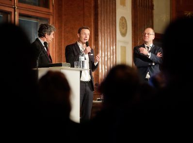Am 6. November 2018 &uuml;berreichte Bundesminister Gernot Bl&uuml;mel (m.) gemeinsam mit EU-Kommissar Tibor Navracsics (r.) die Europ&auml;ischen Literaturpreise 2018. Im Bild Moderator Michael Freund (l.).