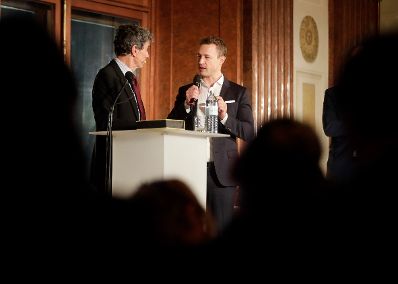 Am 6. November 2018 &uuml;berreichte Bundesminister Gernot Bl&uuml;mel (r.) gemeinsam mit EU-Kommissar Tibor Navracsics die Europ&auml;ischen Literaturpreise 2018. Im Bild Moderator Michael Freund (l.).