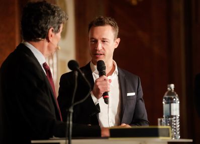 Am 6. November 2018 &uuml;berreichte Bundesminister Gernot Bl&uuml;mel (r.) gemeinsam mit EU-Kommissar Tibor Navracsics die Europ&auml;ischen Literaturpreise 2018. Im Bild Moderator Michael Freund (l.).