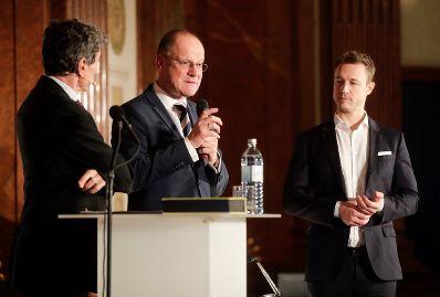 Am 6. November 2018 &uuml;berreichte Bundesminister Gernot Bl&uuml;mel (r.) gemeinsam mit EU-Kommissar Tibor Navracsics (m.) die Europ&auml;ischen Literaturpreise 2018. Im Bild Moderator Michael Freund (l.).
