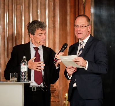 Am 6. November 2018 &uuml;berreichte Bundesminister Gernot Bl&uuml;mel gemeinsam mit EU-Kommissar Tibor Navracsics (r.) die Europ&auml;ischen Literaturpreise 2018. Im Bild mit dem Moderator Michael Freund (l.)