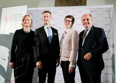 Am 10. November 2018 nahm Bundesminister Gernot Bl&uuml;mel (2.v.l.) am Festakt anl&auml;sslich der Er&ouml;ffnung des Hauses der Geschichte teil. Im Bild mit der Direktorin Monika Sommer (2.v.r.), der Generaldirektorin der &Ouml;sterreichischen Nationalbibliothek Johanna Rachinger (l.) und Nationalratspr&auml;sident Wolfgang Sobotka (r.).