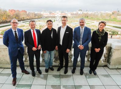 Am 13. November 2018 empfing Bundesminister Gernot Bl&uuml;mel (m.r.) eine Delegation der UNESCO (Organisation der Vereinten Nationen f&uuml;r Erziehung, Wissenschaft und Kultur) und ICOMOS (Internationaler Rat f&uuml;r Denkmalpflege) im Oberen Belvedere. Im Bild mit dem Pr&auml;sidenten von ICOMOS International Toshiyuki Kono (m.l.) und dem stellvertretenden Generaldirektor f&uuml;r Kultur der UNESCO Ernesto Ottone (2.v.r.).