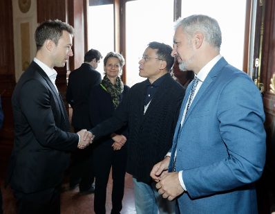 Am 13. November 2018 empfing Bundesminister Gernot Bl&uuml;mel (l.) eine Delegation der UNESCO (Organisation der Vereinten Nationen f&uuml;r Erziehung, Wissenschaft und Kultur) und ICOMOS (Internationaler Rat f&uuml;r Denkmalpflege) im Oberen Belvedere. Im Bild mit dem Pr&auml;sidenten von ICOMOS International Toshiyuki Kono (2.v.r.) und dem stellvertretenden Generaldirektor f&uuml;r Kultur der UNESCO Ernesto Ottone (r.).
