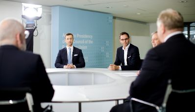 Am 16. November 2018 setzte Bundesminister Gernot Bl&uuml;mel (l.) seine Teilnahme an der Subsidiarit&auml;tskonferenz in Bregenz fort. Im Bild mit dem Landeshauptmann Vorarlbergs Markus Wallner (r.).