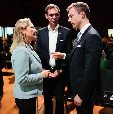 Am 16. November 2018 setzte Bundesminister Gernot Bl&uuml;mel (r.) seine Teilnahme an der Subsidiarit&auml;tskonferenz in Bregenz fort. Im Bild mit der Vizepr&auml;sidentin der Wirtschaftskammer &Ouml;sterreich Ulrike Rabmer-Koller (l.) und dem Landeshauptmann Vorarlbergs Markus Wallner (m.).