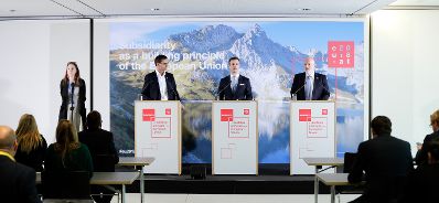 Am 16. November 2018 setzte Bundesminister Gernot Bl&uuml;mel (m.) seine Teilnahme an der Subsidiarit&auml;tskonferenz in Bregenz fort. Im Bild mit EU-Kommissar Frans Timmermans (r.) und dem Landeshauptmann Vorarlbergs Markus Wallner (l.) bei der Pressekonferenz.