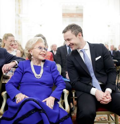 Am 23. November 2018 &uuml;berreichte Bundesminister Gernot Bl&uuml;mel (r.) das &Ouml;sterreichische Ehrenkreuz f&uuml;r Wissenschaft und Kunst an Heidi Go&euml;ss-Horten (l.).