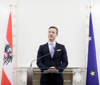 Am 23. November 2018 &uuml;berreichte Bundesminister Gernot Bl&uuml;mel (im Bild) das &Ouml;sterreichische Ehrenkreuz f&uuml;r Wissenschaft und Kunst an Heidi Go&euml;ss-Horten.