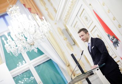 Am 23. November 2018 &uuml;berreichte Bundesminister Gernot Bl&uuml;mel (im Bild) das &Ouml;sterreichische Ehrenkreuz f&uuml;r Wissenschaft und Kunst an Heidi Go&euml;ss-Horten.