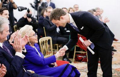 Am 23. November 2018 &uuml;berreichte Bundesminister Gernot Bl&uuml;mel (r.) das &Ouml;sterreichische Ehrenkreuz f&uuml;r Wissenschaft und Kunst an Heidi Go&euml;ss-Horten (2.v.l.).