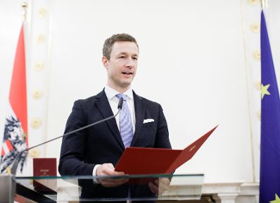 Am 23. November 2018 &uuml;berreichte Bundesminister Gernot Bl&uuml;mel (im Bild) das &Ouml;sterreichische Ehrenkreuz f&uuml;r Wissenschaft und Kunst an Heidi Go&euml;ss-Horten.