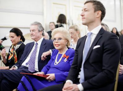 Am 23. November 2018 &uuml;berreichte Bundesminister Gernot Bl&uuml;mel (r.) das &Ouml;sterreichische Ehrenkreuz f&uuml;r Wissenschaft und Kunst an Heidi Go&euml;ss-Horten (2.v.r.).